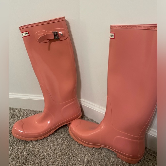 Hunter Women’s Glossy Pink Tall Rain Boots - Picture 4 of 9